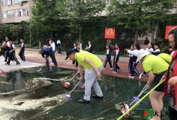 大家清洗塑膠運動場的場景